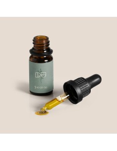 Botella de aceite de CBD de espectro completo al 5% con sabor cítrico, frasco marrón con gotero y etiqueta verde. 2